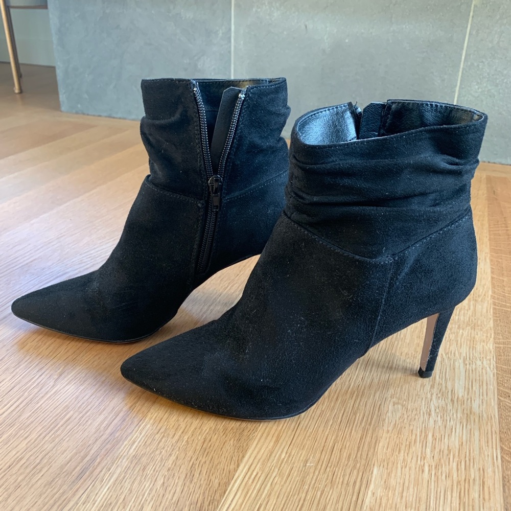 XOXO size 8 black suede booties